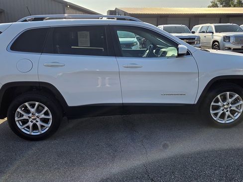 Used 2018 Jeep Cherokee Latitude FWD image 3