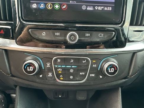 Used 2020 Chevrolet Traverse LT FWD image 39