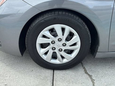 Used 2020 Hyundai Elantra SE FWD image 18