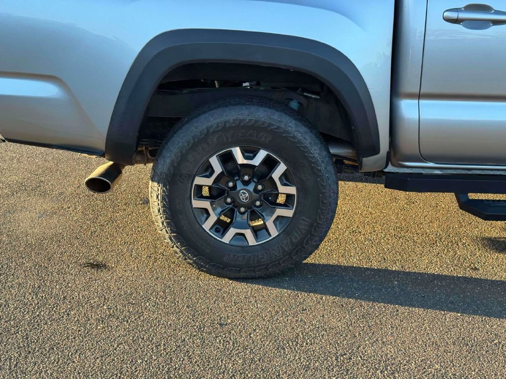 Used 2022 Toyota Tacoma TRD Off-Road AWD/4WD image 10