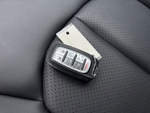 Used 2025 Chrysler Pacifica Select image 33