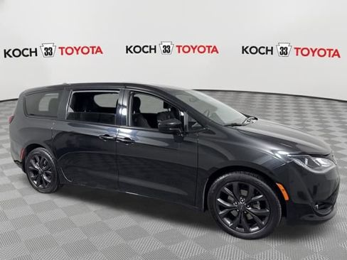 Used 2020 Chrysler Pacifica Touring w/ S Appearance Package image 8