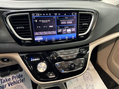 Used 2023 Chrysler Pacifica Touring-L FWD image 31