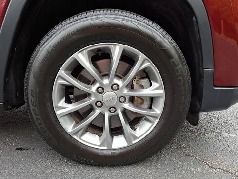 Certified 2020 Jeep Cherokee Latitude Plus w/ Cold Weather Group AWD/4WD image 8