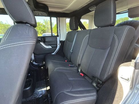 Used 2016 Jeep Wrangler Unlimited Rubicon w/ Connectivity Group AWD/4WD image 11