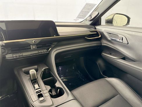 Used 2023 Toyota Crown Limited image 33