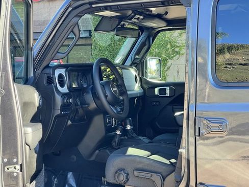 Used 2024 Jeep Wrangler Unlimited image 2