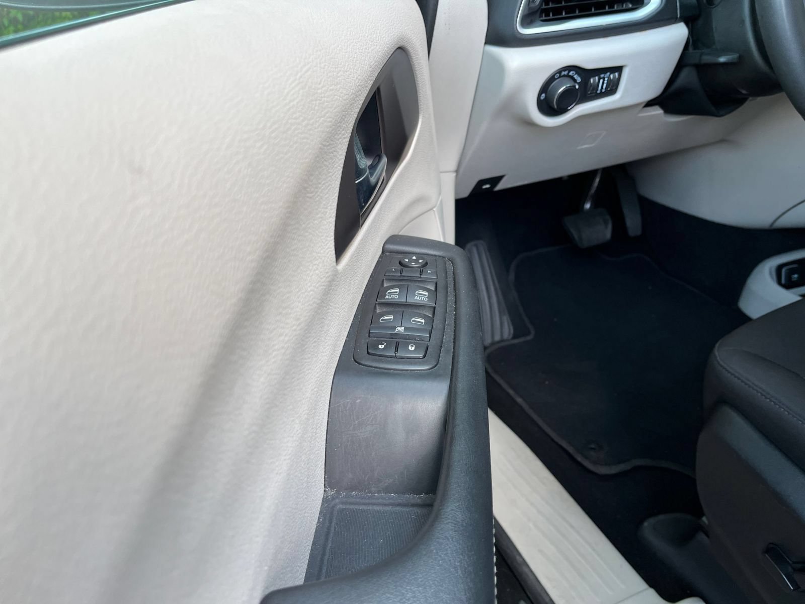 Used 2024 Chrysler Voyager LX FWD image 21
