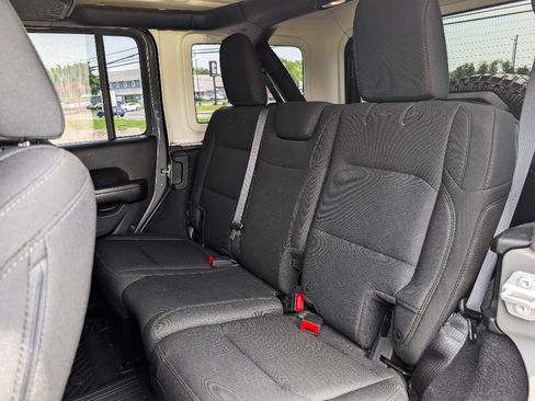 Used 2018 Jeep Wrangler Unlimited Sport S AWD/4WD image 22