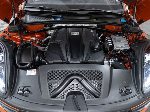 Certified 2024 Porsche Macan S AWD/4WD image 13