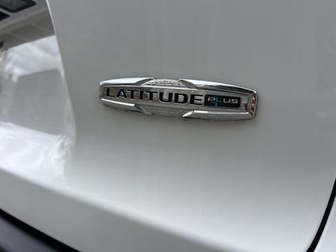 Used 2019 Jeep Cherokee Latitude Plus w/ Cold Weather Group image 9