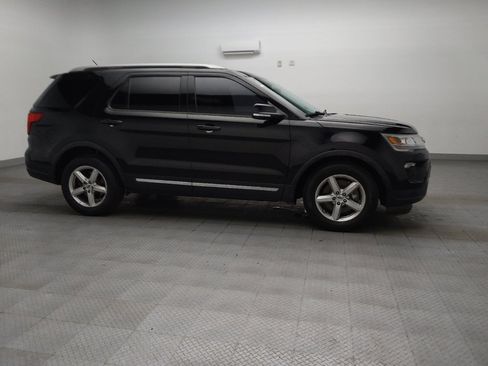 Used 2018 Ford Explorer XLT w/ Equipment Group 202A FWD image 11