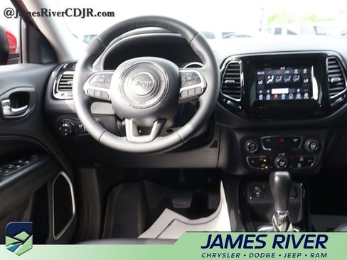 Used 2019 Jeep Compass Latitude FWD image 18