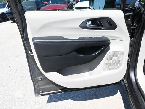 Used 2023 Chrysler Pacifica Touring-L FWD image 7