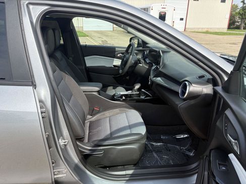 Used 2025 Chevrolet Trax LT FWD image 17