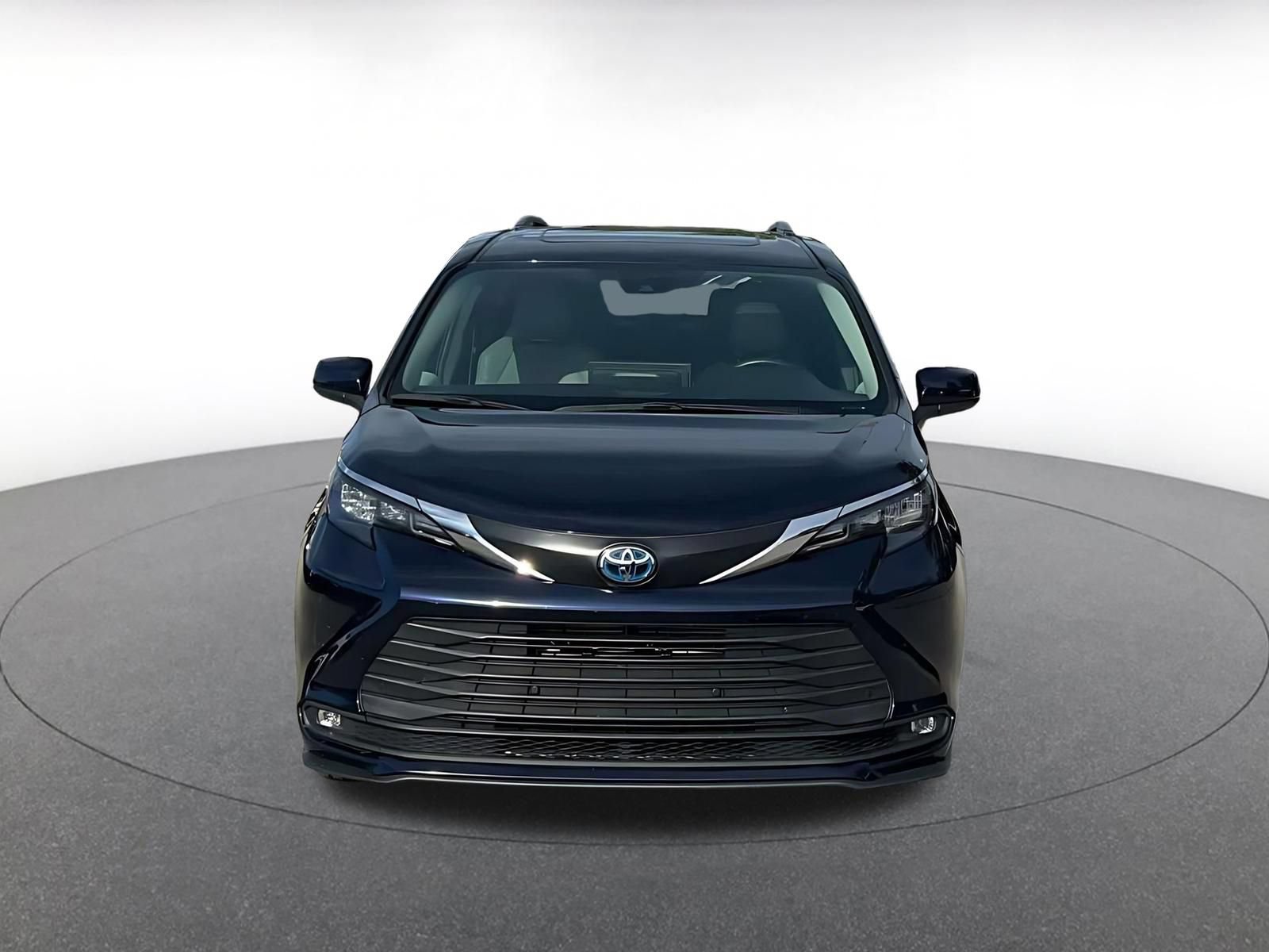 Used 2025 Toyota Sienna XLE FWD image 4