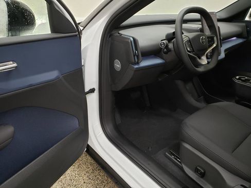 New 2026 Volvo EX30 Plus w/ Climate Package image 6