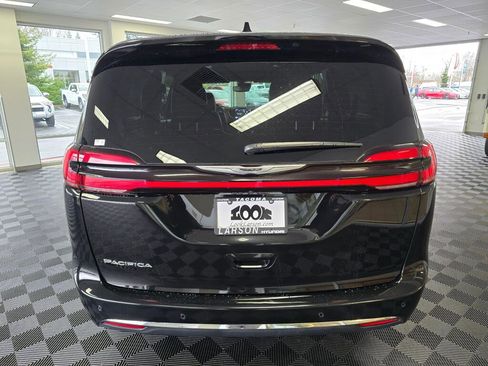 Used 2025 Chrysler Pacifica Select image 5