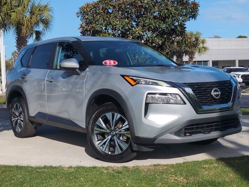 Used 2023 Nissan Rogue SV image 2