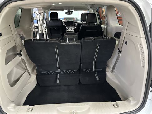 Used 2024 Chrysler Pacifica Touring-L image 24