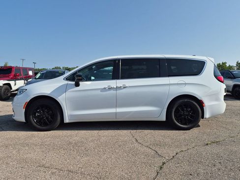 Used 2024 Chrysler Pacifica Touring-L FWD image 2