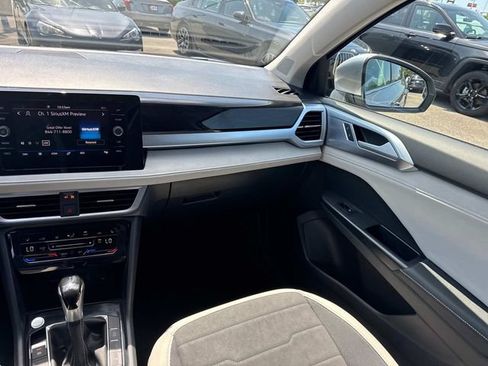 Used 2025 Volkswagen Taos SE FWD image 18