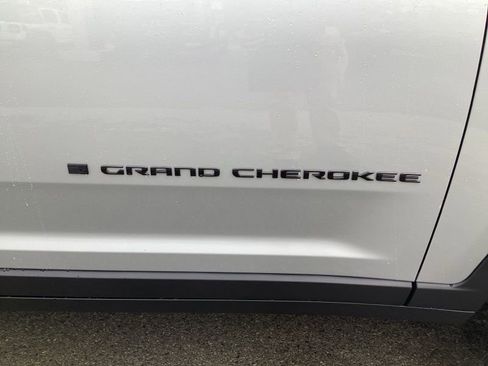 New 2025 Jeep Grand Cherokee Altitude image 10
