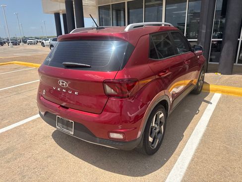 Used 2024 Hyundai Venue Limited FWD image 7