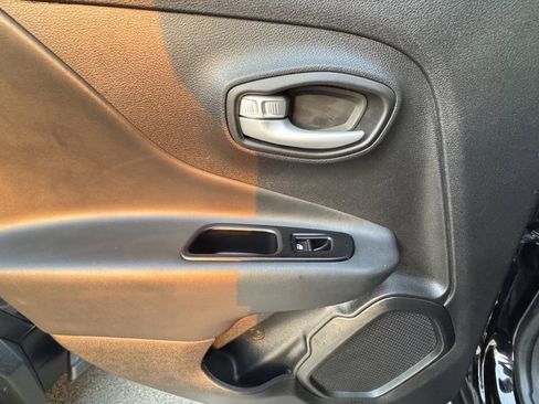 Used 2023 Jeep Renegade Trailhawk image 21