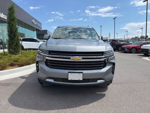 Used 2023 Chevrolet Suburban LT w/ LT Signature Plus Package RWD image 2