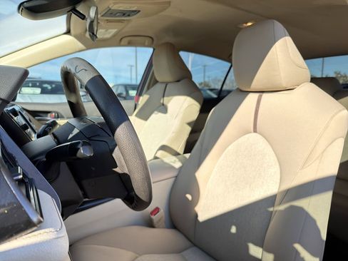 Used 2019 Toyota Camry LE image 9