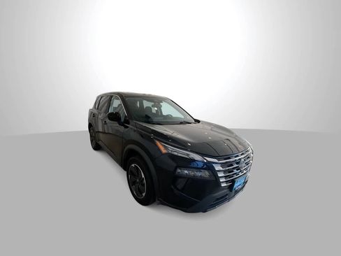 Used 2024 Nissan Rogue SV image 2