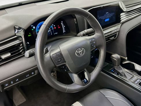 Used 2025 Toyota Camry SE image 18