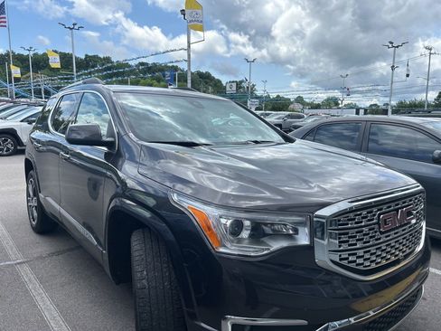 Used 2017 GMC Acadia Denali w/ Technology Package FWD image 2
