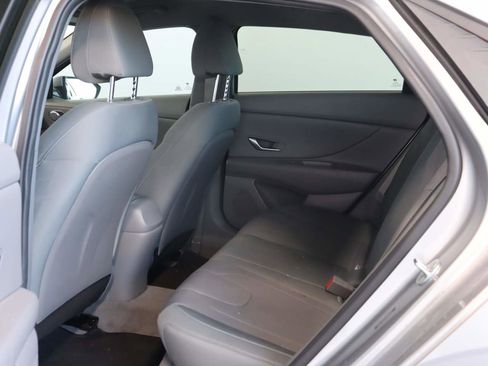 Used 2022 Hyundai Elantra SE image 15