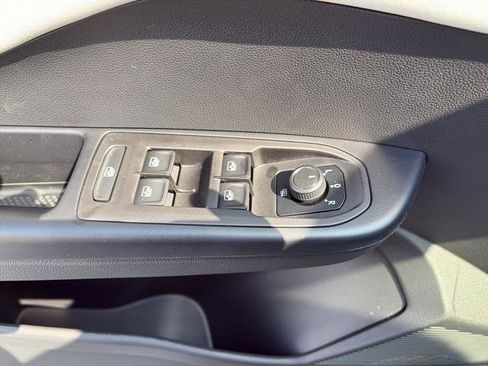 New 2025 Volkswagen Taos SE image 14