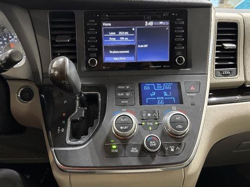 Used 2019 Toyota Sienna XLE image 10
