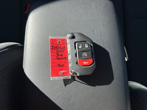 Certified 2024 Jeep Gladiator Rubicon w/ Convenience Group image 24