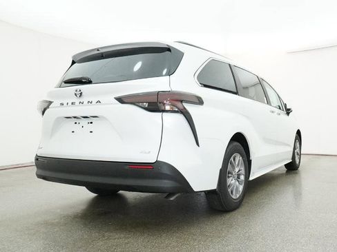 New 2026 Toyota Sienna XLE FWD image 27