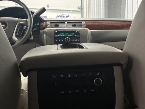 Used 2010 GMC Yukon XL SLT w/ SLT-2 Equipment Package AWD/4WD image 29