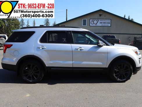 Used 2018 Ford Explorer XLT w/ Equipment Group 202A AWD/4WD image 9