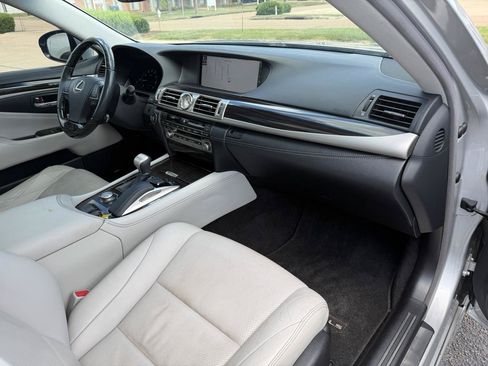 Used 2017 Lexus LS 460 w/ Comfort Package RWD image 16