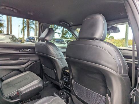 Used 2025 Jeep Grand Cherokee L Laredo image 12