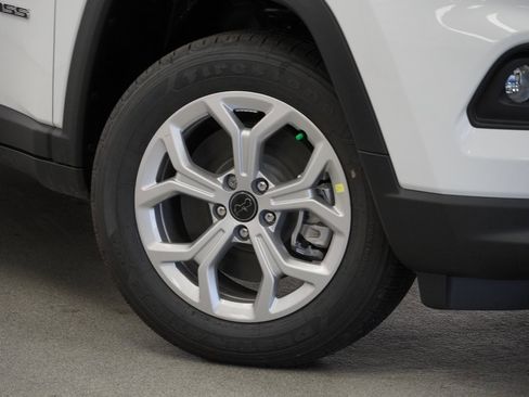 New 2026 Jeep Compass Latitude image 4