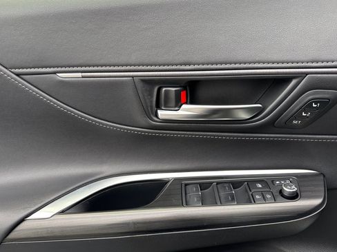 Used 2022 Toyota Venza XLE image 10