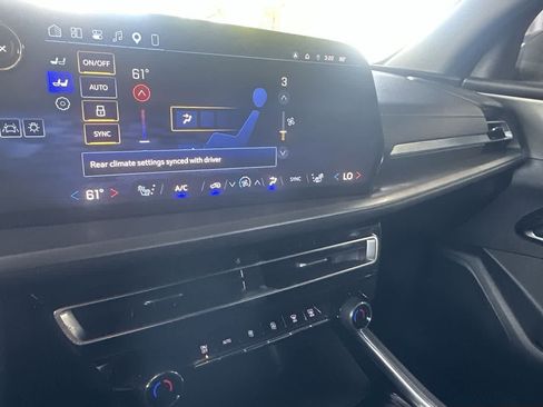 Used 2025 Chevrolet Traverse LT FWD image 20