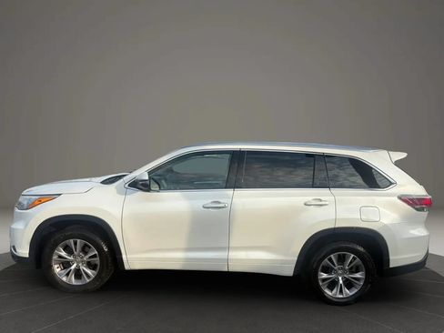 Used 2015 Toyota Highlander XLE FWD image 2