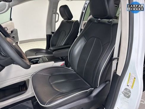 Used 2024 Chrysler Pacifica Limited FWD image 14