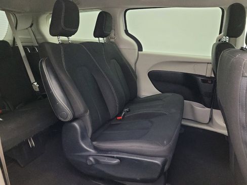 Used 2020 Chrysler Voyager L FWD image 18