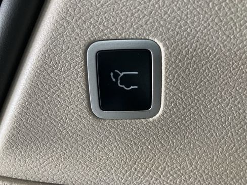 Used 2024 Chrysler Voyager LX image 30